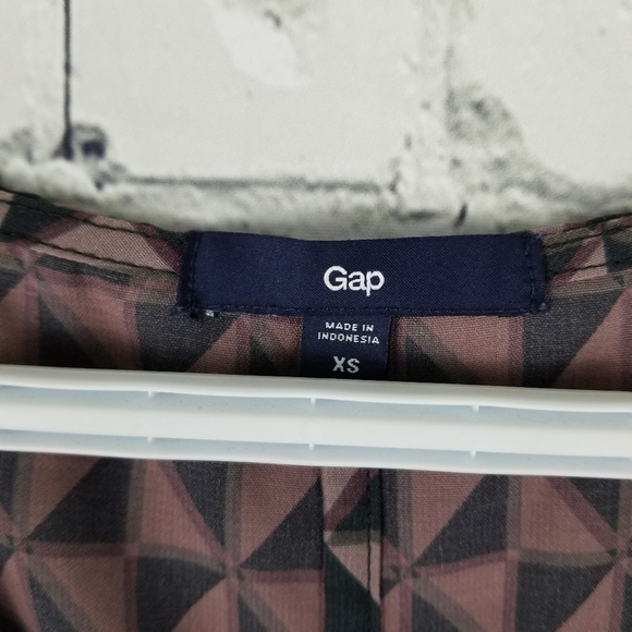 GAP | geometric print sleeveless sheer blouse - Picture 4 of 6